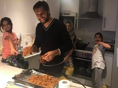 Old Snap Of Lala Enjoying With Daughters