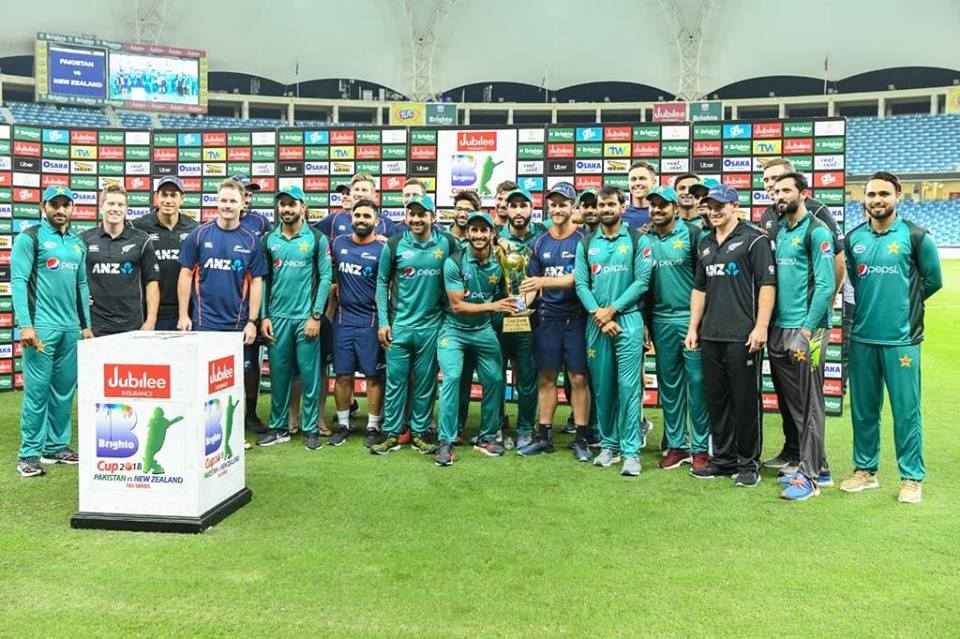 Pakistan & NZ Players With ODI Series Trophy After Level The Series