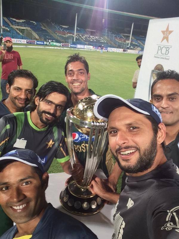 Pakistani Cricketers With ICC World Cup Trophy 2015