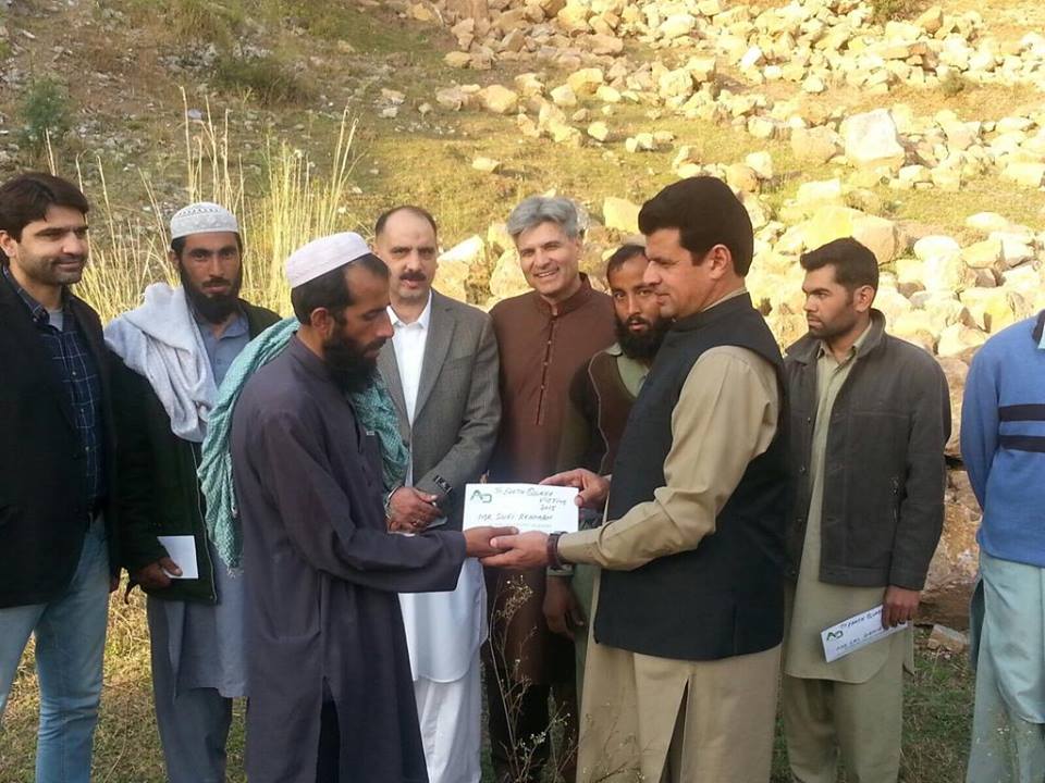 Pakistani Umpire Aleem Dar With Earthquake Victims