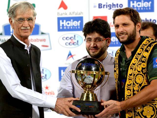 Pervez Khattak Presenting Trophy To Shahid Afridi