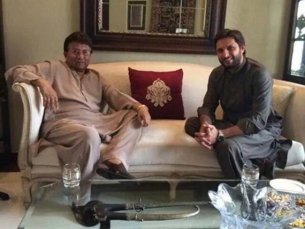 Pervez Musharraf with Shahid Afridi