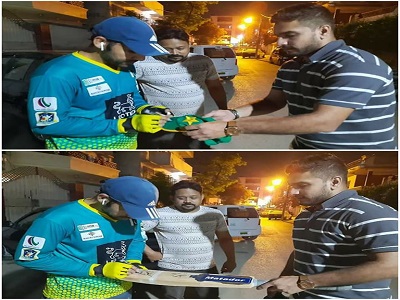 Rumman Raees Taking Signature From Sarfaraz Ahmed For Auctioned His Bat And Cap