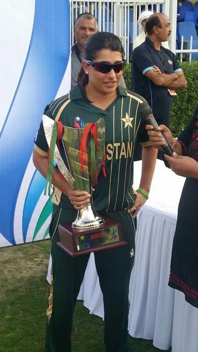 Sana Mir Captain Pakistan Women Cricket Team With Trophy