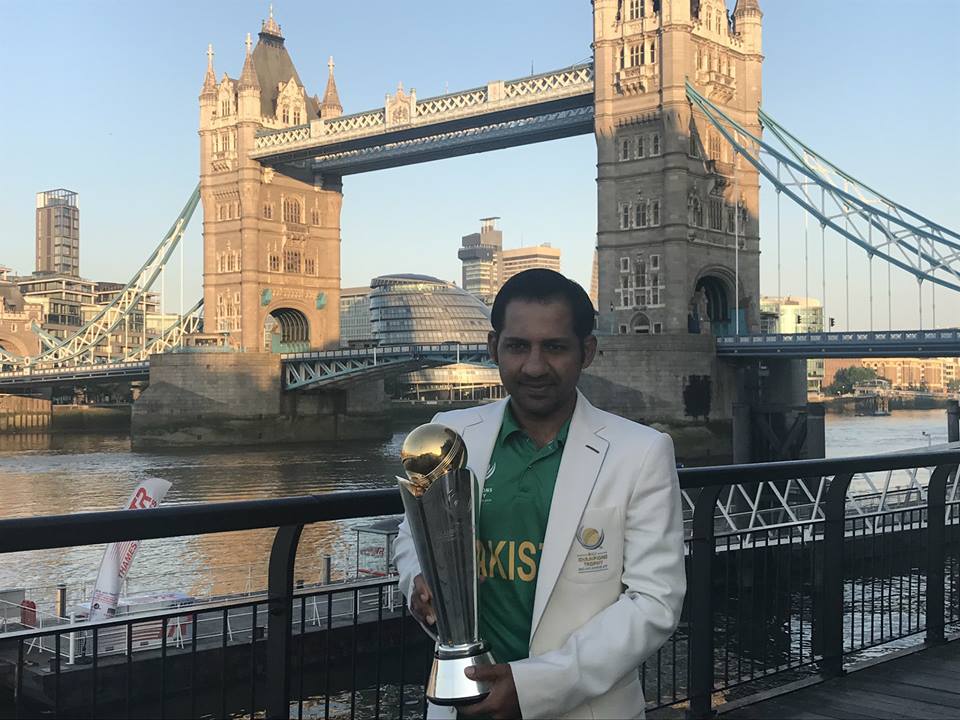 Sarfraz Ahmed With Champions Trophy At Tower Bridge