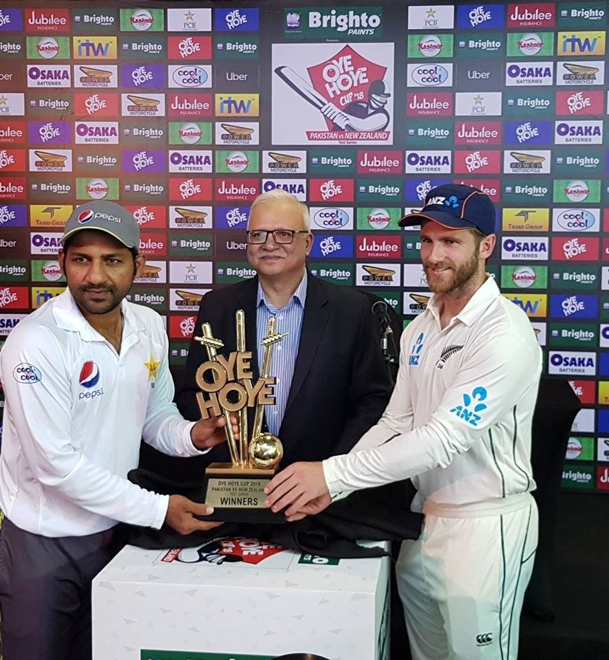 Sarfraz Ahmed & Kane Williamson With Test Series Trophy