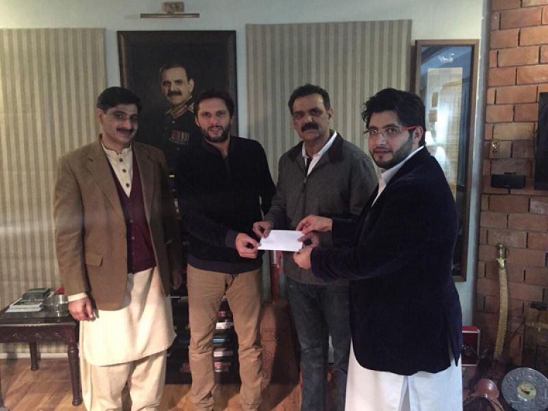 Shahid Afridi And CEO of Haier Donated Rs.5 Million For Army Public School