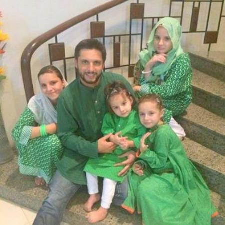 Shahid Afridi Celebrate Independence Day With His Daughters