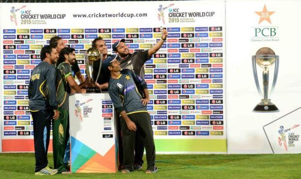 Shahid Afridi, Fawad Alam, Sarfraz Ahmed & Anwar Ali pose with ICC World Cup 2015 Trophy