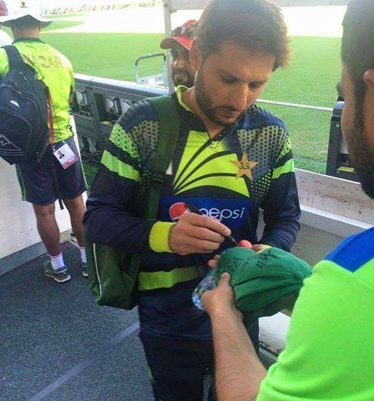 Shahid Afridi Giving Autograph