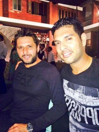 Shahid Afridi Having Dinner With Yuvraj 