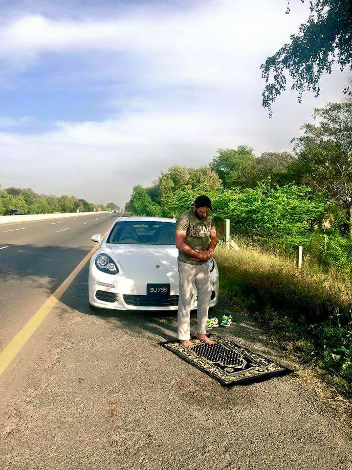 Shahid Afridi Offering Prayer On Road