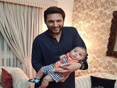 Shahid Afridi Poses With His Daughter