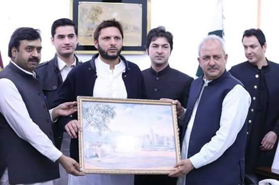 Shahid Afridi Receiving Portrait From VC Islamia College Peshawar