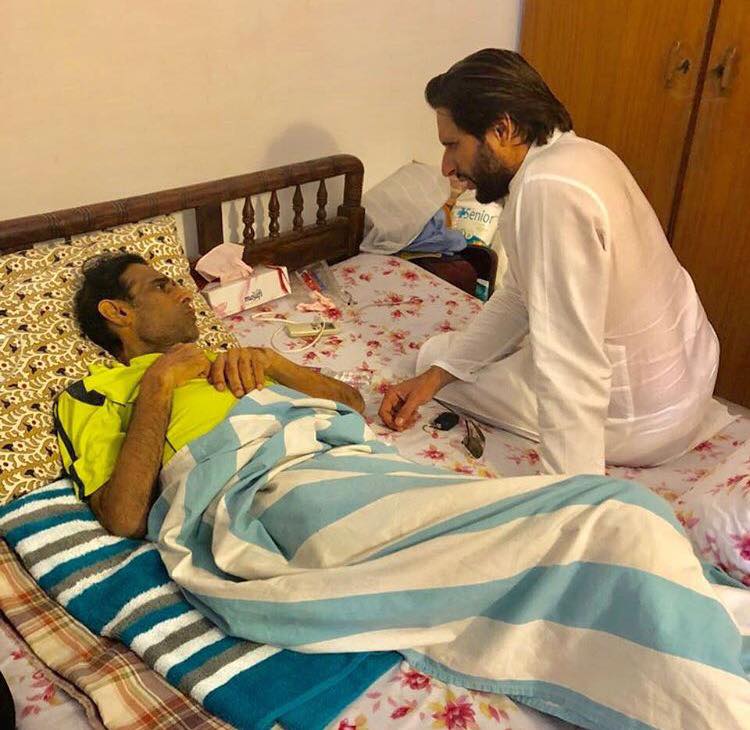 Shahid Afridi Visited Former Pakistan Hockey Player Mansoor Ahmed