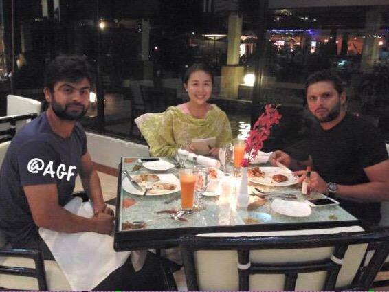 Shahid Afridi With Ahmed Shehzad In Bangladesh Having Dinner