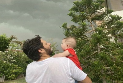Shahid Afridi With His Daughter Enjoying Weather At Karachi