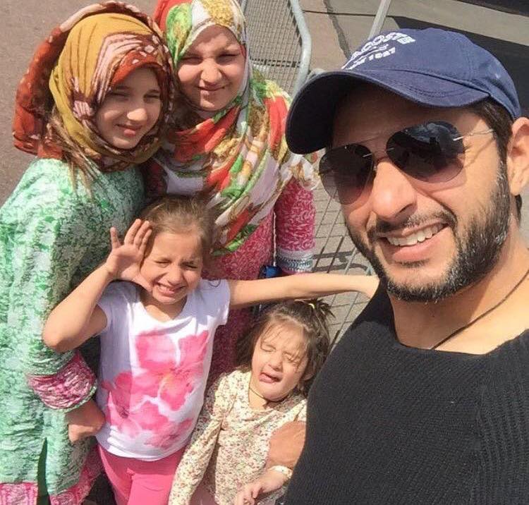 Shahid Afridi With His Daughters