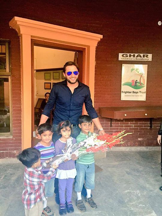 Shahid Afridi With Kids Of Brighter Days Trust