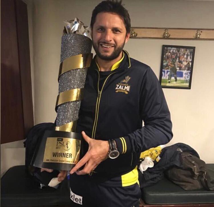 Shahid Afridi With PSL Trophy - Cricket Images & Photos