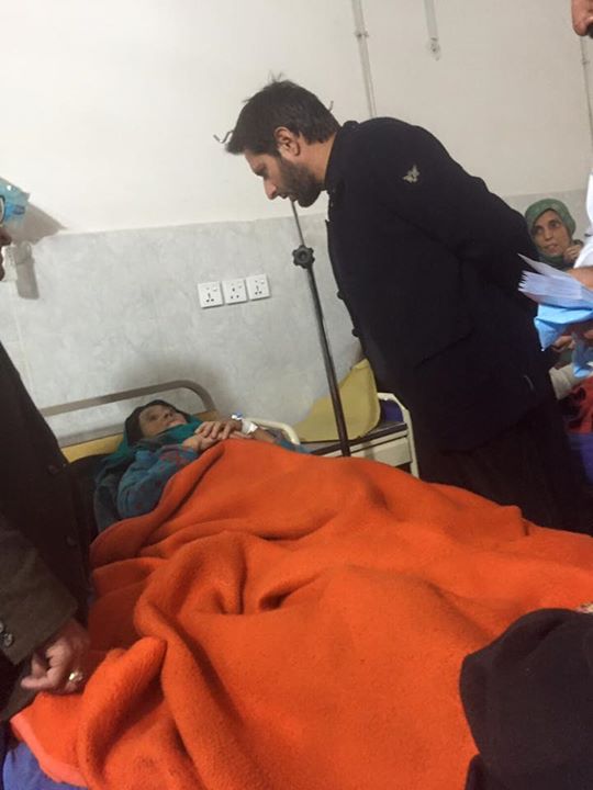 Shahid Afridi visited ‎earthquake‬ victims at Lady Reading Hospital Peshawar KPK