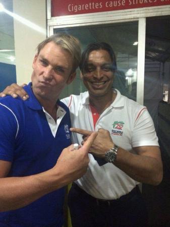 Shane Warne with Shoaib Akhtar during Pak Bangla WT20