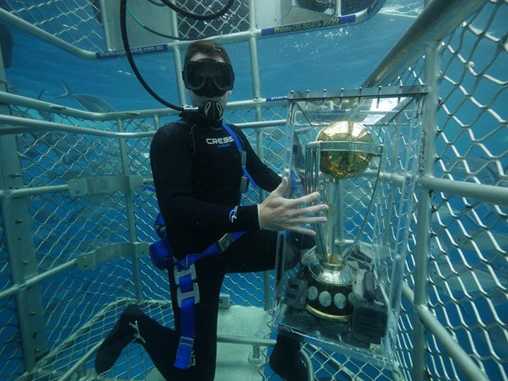 Shaun Tait With Cricket World Cup 2015 Trophy In Water