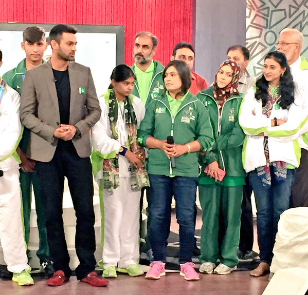 Shoaib Malik With Group Of Athletes And Coaches Of Special Olympics