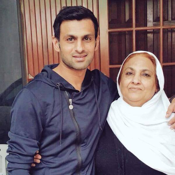 Shoaib Malik With His Mother