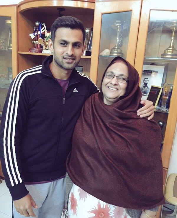 Shoaib Malik With His Mother On New Year's Eve
