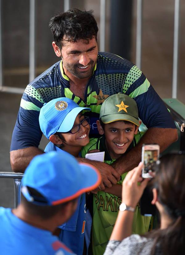 Sohail Khan Poses With Young Fans of India & Pakistan