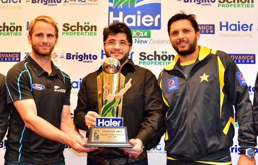 T20 Captains Williamson And Afridi Pose With T20 Trophy