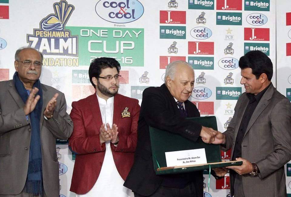 Umpire Aleem Dar Receiving His Award From Shahryar Khan