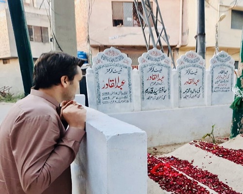 Usman Qadir Visits His Father Abdul Qadir Grave On Eid day
