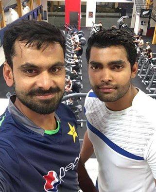 Waqar urges players to take break from selfies