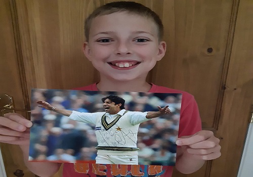 Wasim Akram Gives His Autograph To His Little Fan In England