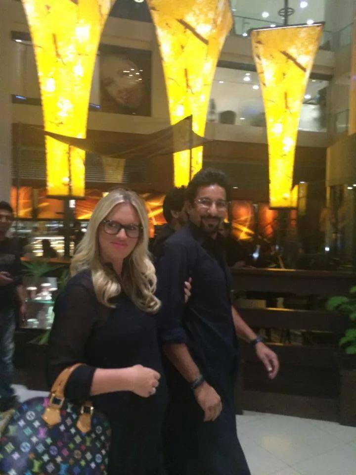 Wasim Akram With His Wife Shaniera