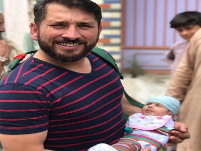 Yasir Shah Holding His Newly Born Daughter Zahra Shah