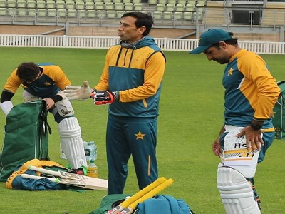 Younis Khan Passing On His Knowledge To Sarfaraz Ahmed