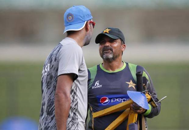 Yuvraj Taking Tips From Moin Khan