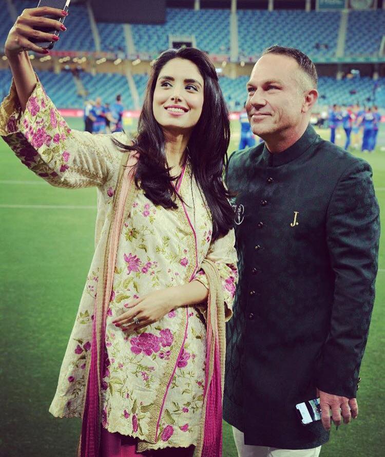 Zainab Abbas Clicking Selfie With Michael Slater