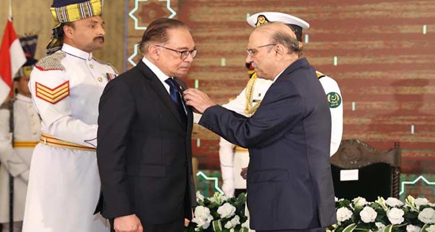 Asif Ali Zardari Honored Nishan e Pakistan to Malaysian PM