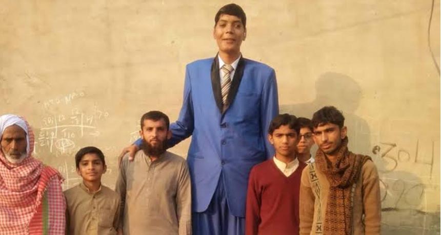 Pakistan's tallest man, Zia Rashid has passed away
