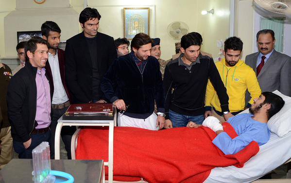 Pakistani Cricket Team Met With Injured Students Of APS