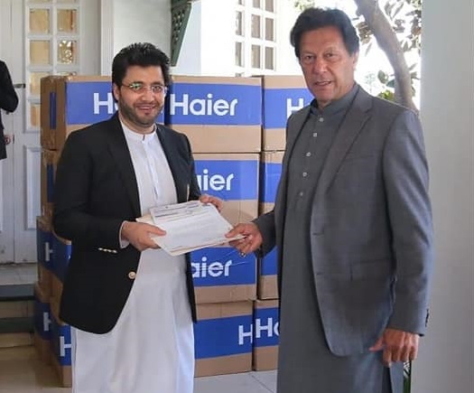 Javed Afridi Handed Over The Cheque Of 1 Crore Rupees To Imran Khan For Relief Funds