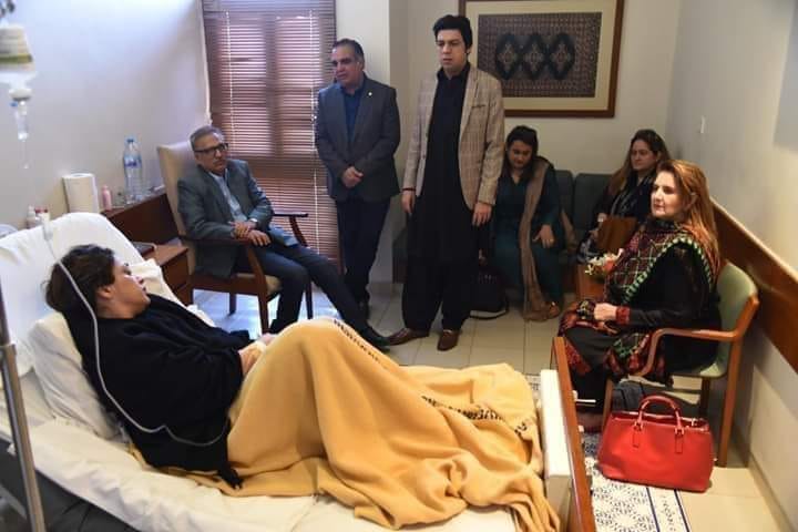 Arif Alvi & Imran Ismail Visited Faisal Vawda's Wife At Government Hospital