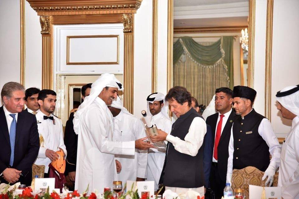 Emir Qatar Taking Autograph Of Imran Khan