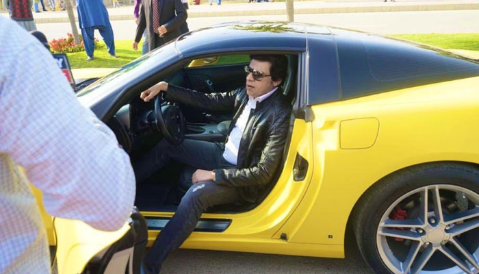 Faisal Vawda Reaches PSL Event In Yellow Sports Car