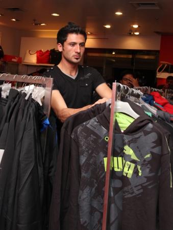 Junaid Khan Spotted while Shopping at a Branded outlet