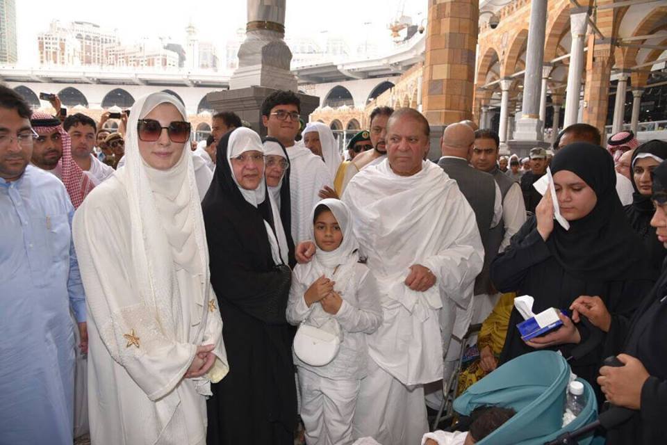 PM Nawaz performs Umrah with family